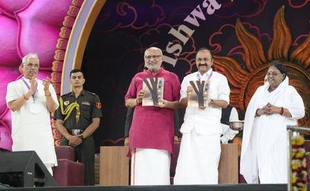 विश्व सेवा दिनम् समारोह में उपराष्ट्रपति बोले, अम्मा के सेवा कार्य भारत की सभ्यतागत चेतना के प्रतीक