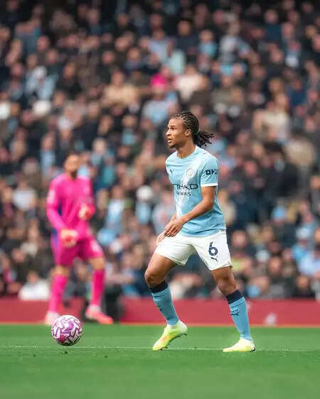 नाथन एके को साइन करना चाहती है बार्सिलोना, मगर मैनचेस्टर ने मांग ली 250 करोड़ की ट्रांसफर फीस