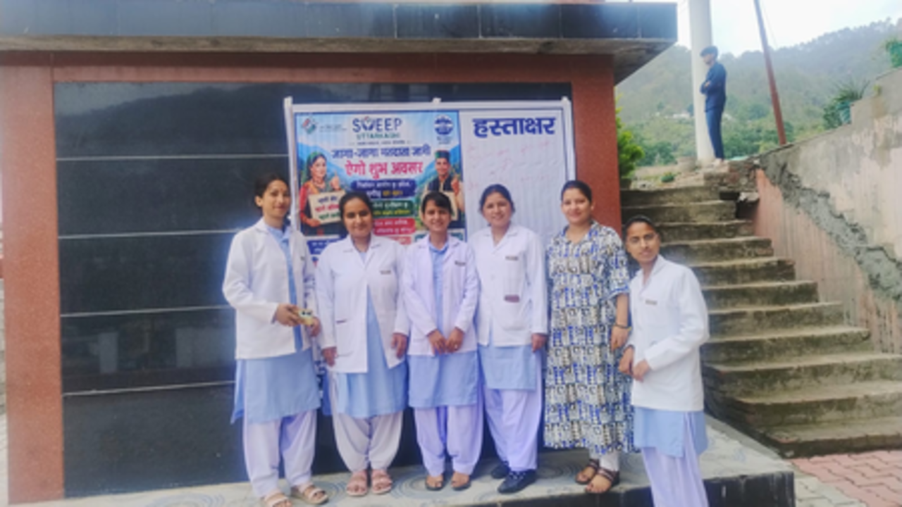 उत्तरकाशी: मतदाता जागरूकता बढ़ाने के लिए शिक्षण संस्थानों में चलाया जा रहा हस्ताक्षर अभियान