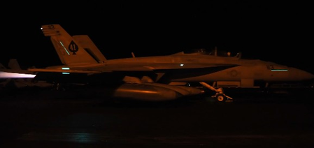 यूएसएस अब्राहम लिंकन (सीवीएन-72) के डेक पर हर दिन जांबाजी का प्रदर्शन