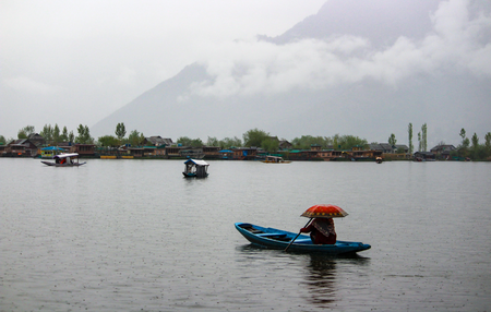 कैग रिपोर्ट में खुलासा- 'जम्मू-कश्मीर में 697 झीलों में से 518 झीलें गायब'