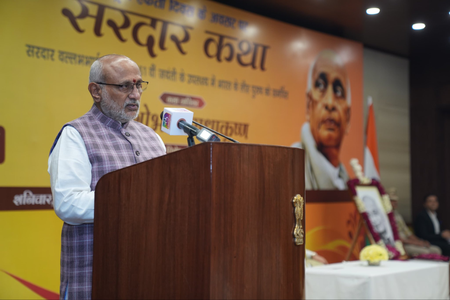 'सरदार कथा' में शामिल हुए उपराष्ट्रपति, युवाओं से सरदार पटेल के आदर्शों को अपनाने का आह्वान