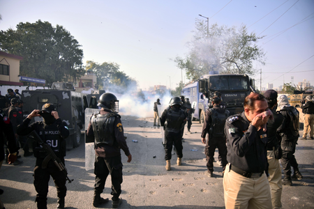 खामेनेई की हत्या के बाद कराची तीसरे दिन भी बंद