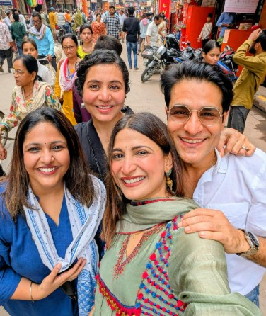 श्रावण में अहाना कुमरा ने परिवार संग किए काशी विश्वनाथ के दर्शन, बोलीं- कुछ यात्राएं आशीर्वाद जैसी होती हैं