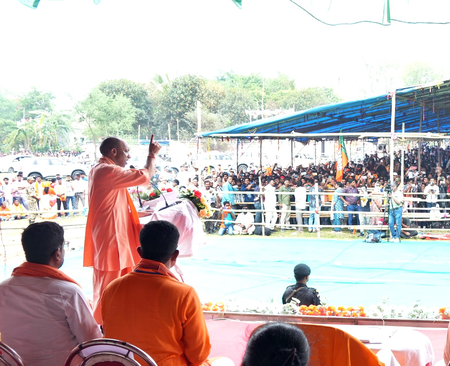 पश्चिम बंगाल में गरजे सीएम योगी, बोले- भाजपा आई तो सड़कों पर झाड़ू लगाएंगे गुंडे और माफिया