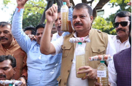 मध्य प्रदेश विधानसभा परिसर में कांग्रेस ने दूषित पानी को लेकर किया प्रदर्शन