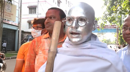 जगन्नाथपुरी से पैदल यात्रा कर कोलकाता पहुंचे "चांदी के गांधी", बोले-बंगाल में अब विकास को मिलेगी गति