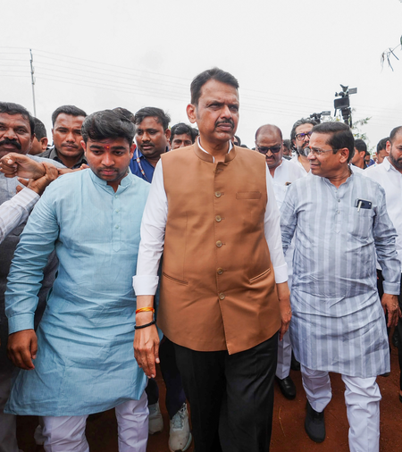 महाराष्ट्र में फडणवीस सरकार का बड़ा फैसला, सूखा प्रभावित क्षेत्रों में छात्रों की परीक्षा फीस माफ