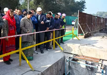 दिल्ली में वर्षों बाद सुनहरी नाले की सफाई, सीएम रेखा गुप्ता ने किया निरीक्षण