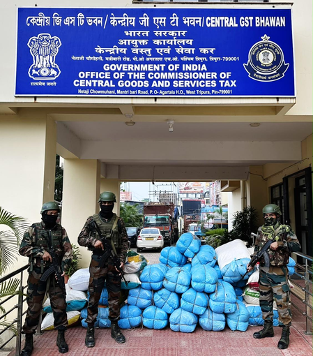 असम राइफल्स और कस्टम विभाग ने त्रिपुरा में 25 लाख रुपए मूल्य का 501 किलोग्राम गांजा जब्त किया