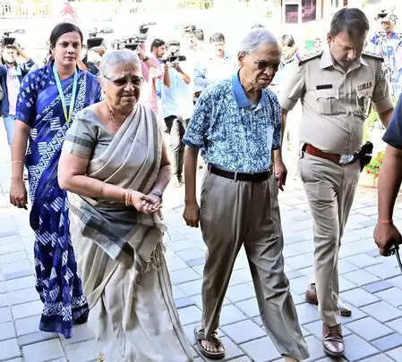 इन्फोसिस के संस्थापक नारायण मूर्ति और पत्नी सुधा मूर्ति ने कर्नाटक जाति जनगणना में भाग लेने से किया इनकार