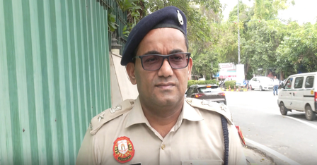 दिल्ली: पत्नी पर फायरिंग कर फरार हुआ पति गिरफ्तार, अवैध पटाखा फैक्ट्री का भंडाफोड़