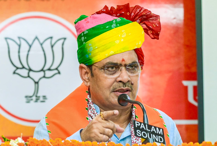 राजस्थान के मुख्यमंत्री ने परियोजनाओं में देरी के खिलाफ अधिकारियों को चेतावनी दी