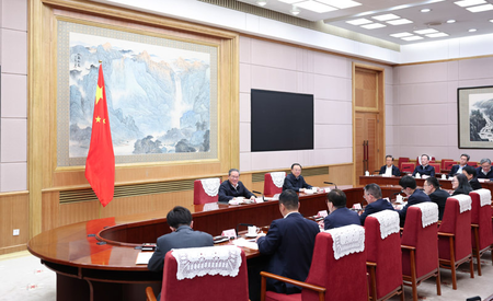 ली छ्यांग ने आर्थिक स्थिति के विशेष पर संगोष्ठी आयोजित की