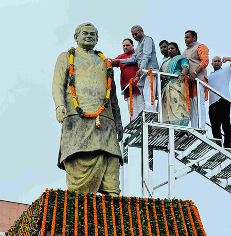 झारखंड : भाजपा नेताओं ने पुण्यतिथि पर अटल बिहारी वाजपेयी को दी श्रद्धांजलि, मरांडी बोले- उनके विचार हमेशा प्रेरणा देते रहेंगे