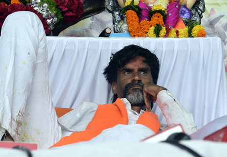 सरकार के आश्वासन के बाद जरांगे पाटिल ने तोड़ी भूख हड़ताल, 90 दिन का दिया समय