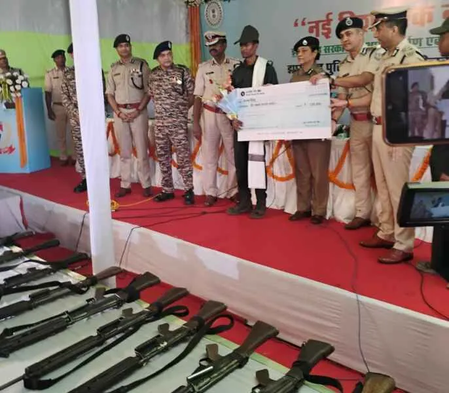 झारखंड में 27 नक्सलियों ने किया आत्मसमर्पण, छह पर था 5-5 लाख रुपए का इनाम