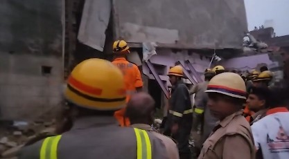 यूपी: वाराणसी में पटाखों के विस्फोट से इमारत गिरी, दो लोगों को बचाया गया