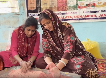 श्री गोकुल गोदाम में पंचगव्य से तैयार हो रहे हर्बल रंग, महिलाओं को मिल रहा रोजगार