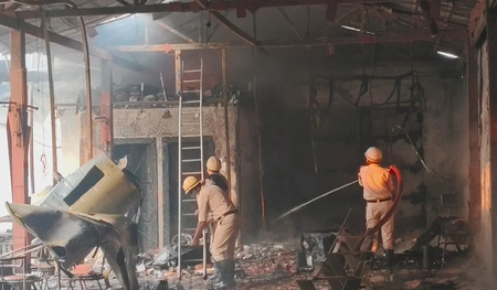 रांची के करमटोली में बार-रेस्टोरेंट में भीषण आग, लाखों की संपत्ति जलकर खाक