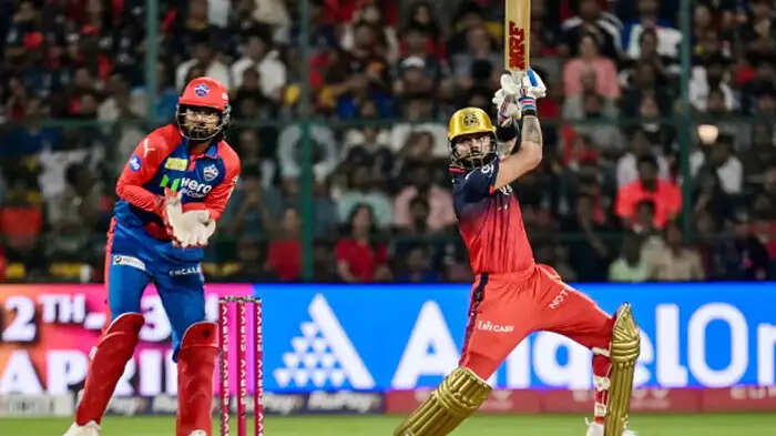 RCB vs DC, Highlights: 'विराट कोहली जलते है' फिल साल्ट को जानबुझकर कराया रन आउट, फिर डूबी नैया तो आखिरी में टिम डेविड ने बचाई लाज