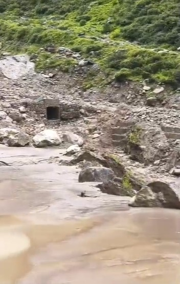 उत्तराखंड में भारी बारिश और भूस्खलन के कारण चारधाम यात्रा रोकी गई