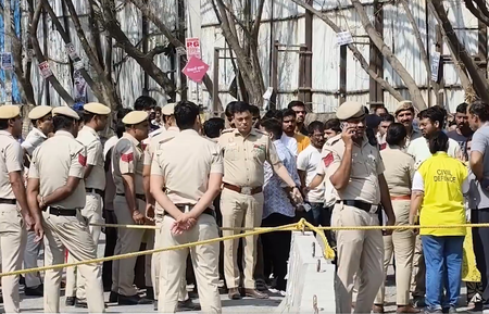 दिल्ली: इमारत गिरने के बाद एक्शन में दिल्ली सीएम, किया घटनास्थल का दौरा, कड़ी कार्रवाई के निर्देश
