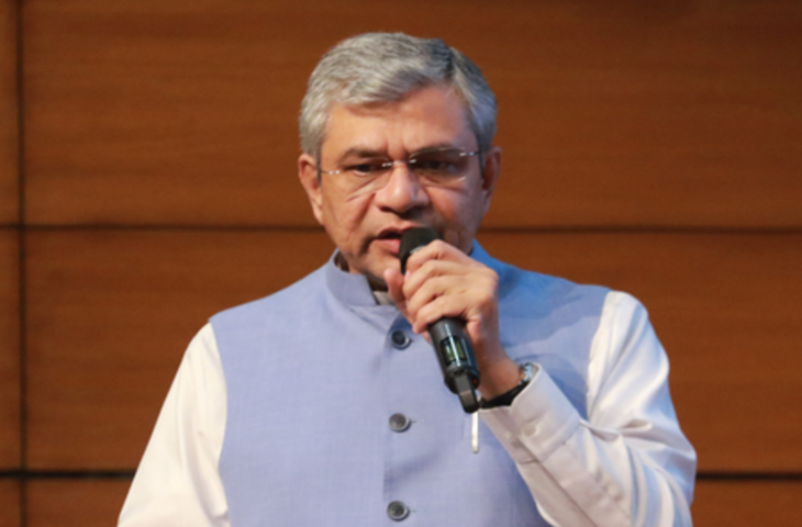 ऑनलाइन ट्रेन टिकट बुकिंग बढ़कर वित्त वर्ष 26 में 88 प्रतिशत हुई : केंद्र