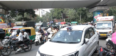 दिल्ली के झंडेवालान में हिरासत में लिए गए सीजेपी प्रदर्शनकारियों को ले जा रही बस पर पत्थर फेंके गए