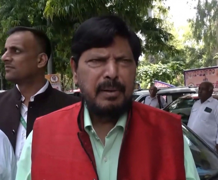 भाजपा सांसदों का विपक्ष पर तंज, कहा-'सदन नियम से चलता है, सड़कों पर आंदोलन से नहीं'