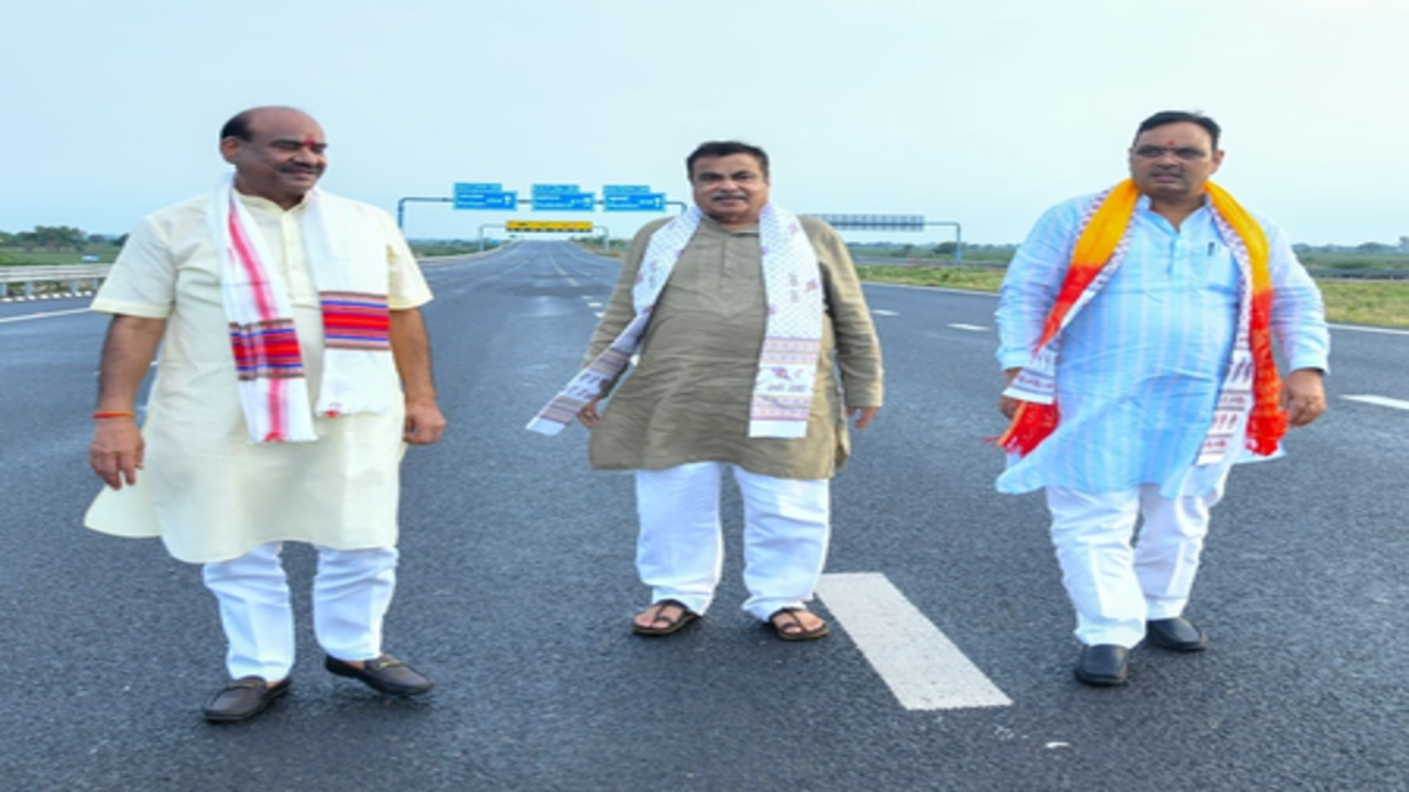 नितिन गडकरी ने दिल्ली-मुंबई एक्सप्रेसवे का निरीक्षण किया, राजस्थान में सुरक्षा उपायों की समीक्षा की