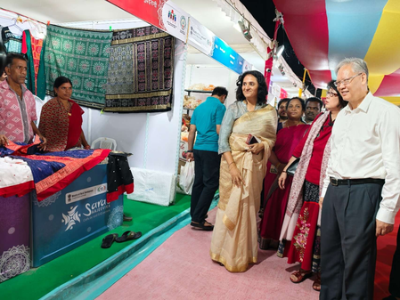 विजयवाड़ा सरस मेला पहुंचे चीन के राजदूत शू फेइहोंग, महिला उद्यमियों के उत्पादों की सराहना की