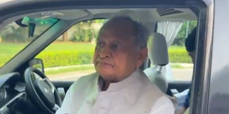 अशोक गहलोत का चुनाव आयोग पर हमला, सीईसी के इस्तीफे और केंद्र के हस्तक्षेप की मांग
