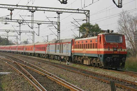 आंध्र प्रदेश के श्रीकाकुलम में ट्रेन की चपेट में आने से चार छात्रों की मौत