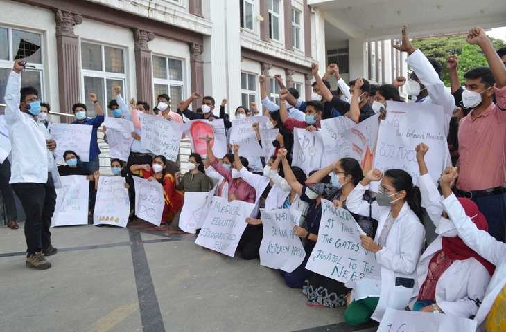 मणिपुर : परीक्षा में शामिल होने से रोके जाने के बाद एमबीबीएस छात्रों ने किया विरोध प्रदर्शन