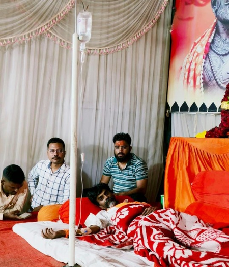 उदय सामंत और प्रसाद लाड की अपील के बाद मनोज जरांगे को देर रात लगाई गई सलाइन, अनशन के कारण गिरा शुगर लेवल