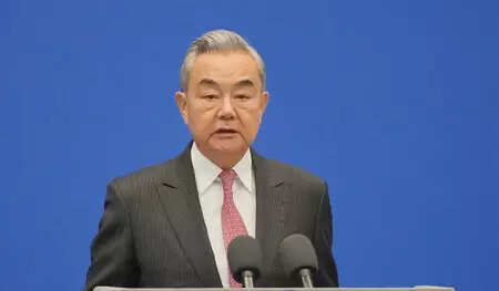 वांग यी ने कंबोडिया और थाईलैंड के विदेश मंत्रियों के साथ फोन पर वार्ता की