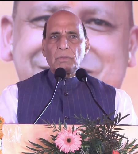 'ऑपरेशन सिंदूर' में महिला पायलटों और सैनिकों ने आतंकवाद के खिलाफ महत्वपूर्ण भूमिका निभाई : राजनाथ सिंह