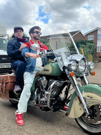 परेश रावल को पीछे बिठाकर बाइक पर निकले अपारशक्ति खुराना