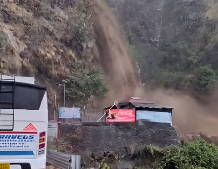 उत्तराखंडः चकराता में झरने के उफान से थमा यमुनोत्री हाईवे, चारधाम यात्रा हुई प्रभावित