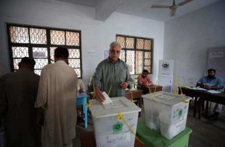 पाकिस्तान चुनाव: मतदान जारी, सुरक्षा अधिकारी की हत्या (लीड-1)