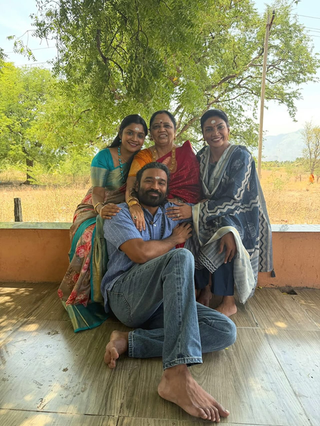 धनुष ने शेयर की खास फैमिली फोटो, कहा- 'मेरी दुआएं और आशीर्वाद'