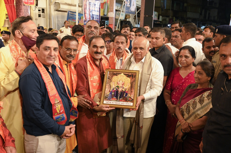 गुजरात: सीएम भूपेंद्र पटेल ने लालबाग टी किंग की तर्ज पर बने 'खाड़िया के गणराज' के भक्ति भाव से दर्शन किए