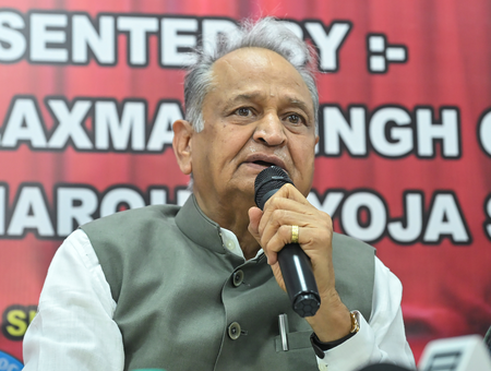 राजस्थान के किसान खाद की खरीदारी में ऑनलाइन बुकिंग सिस्टम से परेशान : अशोक गहलोत