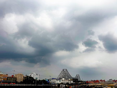 कोलकाता में बदला मौसम का मिजाज, तूफान-बारिश से पारा 7 डिग्री तक गिरा