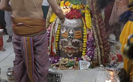 कानों में कुंडल और गले में रुद्राक्ष की माला, मस्तक पर त्रिपुंड लगाकर सजे बाबा महाकाल