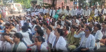 समान वेतन और स्थायी नौकरी की मांग को लेकर एएनएम कर्मचारियों ने ब्रजेश पाठक के घर का किया घेराव