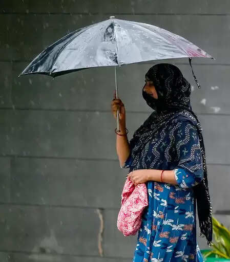 मौसम का बदला मिजाज, आसमान पर छाए काले बादल, हल्की बूंदाबांदी से मिली लोगों को राहत