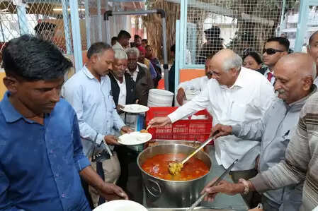 गांधीनगर सिविल हॉस्पिटल में मुख्यमंत्री ने मरीजों के रिश्तेदारों को अपने हाथों से परोसा खाना