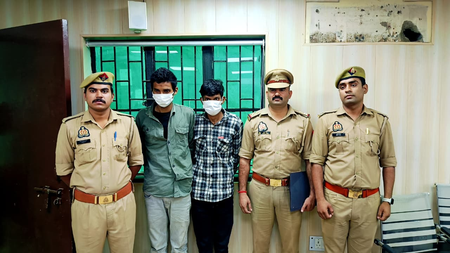 नोएडा: मोबाइल स्नैचिंग करने वाले दो शातिर बदमाश गिरफ्तार, 17 मोबाइल और चोरी की बाइक बरामद